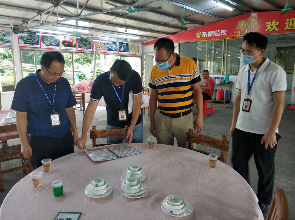 清城區(qū)市場監(jiān)管局領(lǐng)導(dǎo)班子帶隊開展“中秋、國慶”節(jié)前安全大檢查1.jpg