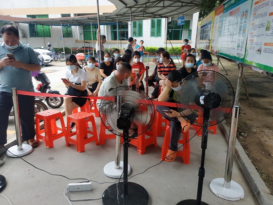 （圖為飛來峽所組織市場(chǎng)、食品、藥品從業(yè)人員到衛(wèi)生院打疫苗）.jpg