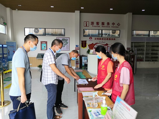 （圖為東城所人員到金雞巖、牛魚嘴、黃騰峽景區(qū)開展疫情防控檢查）.jpg